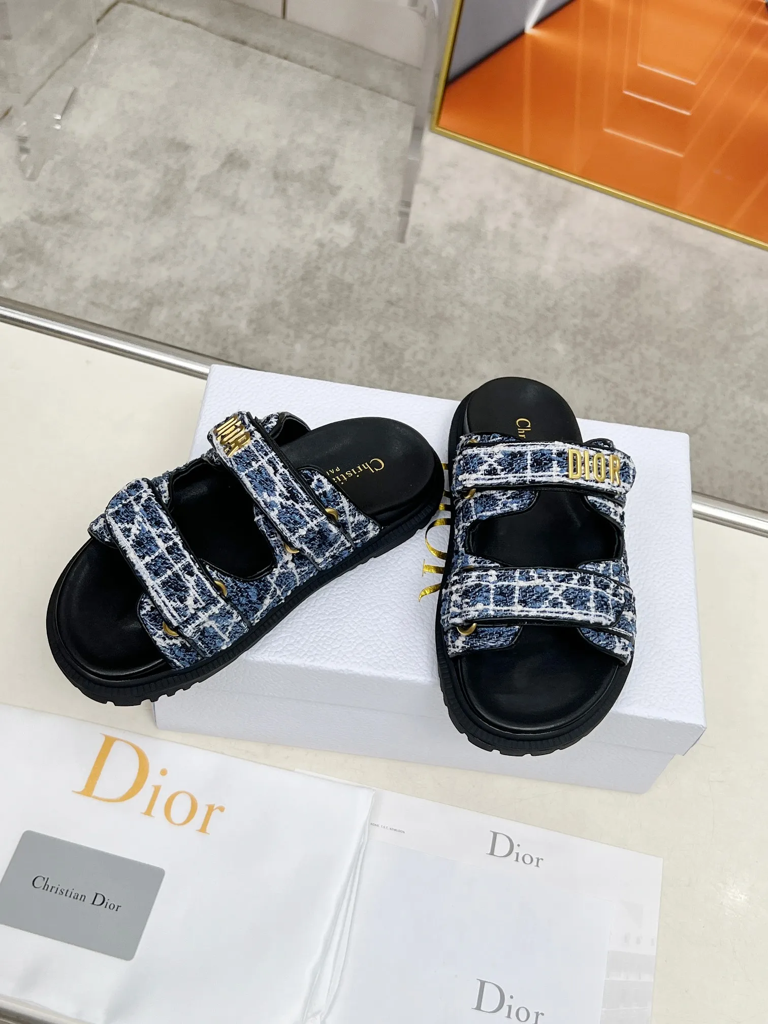 👟👟Ex-factory price 480👟👟Dior👏👏New classic style. 🔥Purchasing-level qualityThick-soled slippers popular in foreign counters. Upper➕Inner: original customized material, original mold opening of sole 1.1 (lightweight, code number 35-40 (41/42 can be customized)